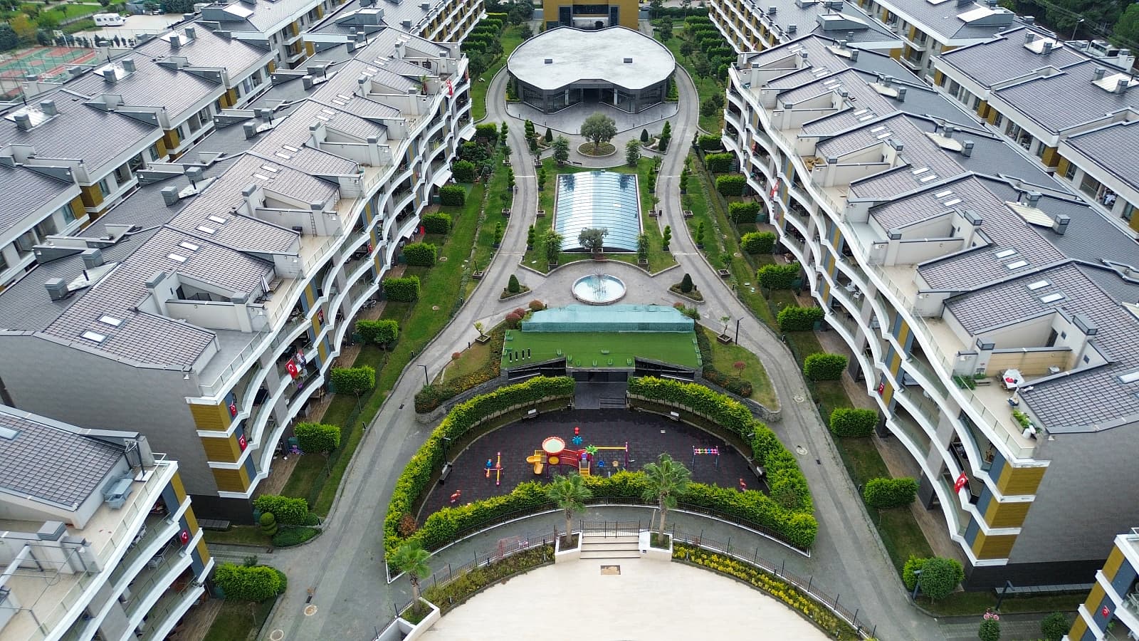 Yalova Apartments in a Seafront Complex with Rich Amenities