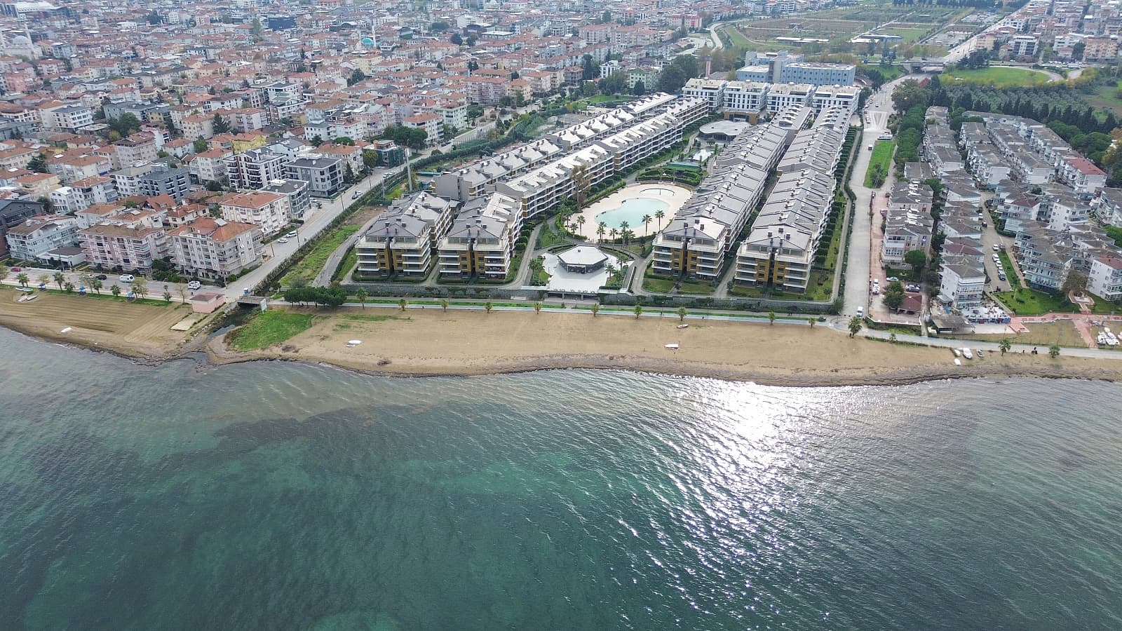 Yalova Apartments in a Seafront Complex with Rich Amenities
