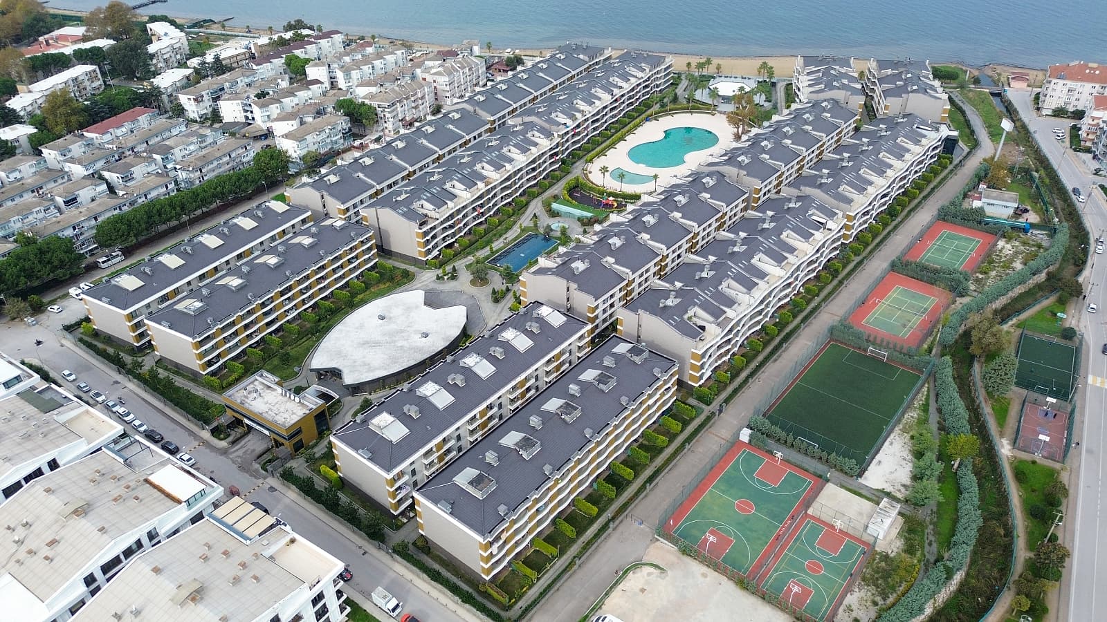 Yalova Apartments in a Seafront Complex with Rich Amenities
